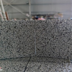 Đá Cubic Đen Phú Yên cắt 5 mặt, chẽ tay 1 mặt