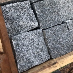 Đá Cubic Đen Phú Yên chẽ tay 6 mặt