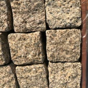 Đá Cubic Vàng Bình Định chẻ tay