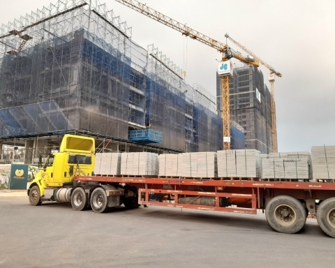 Đá Hồng Trắng Mè cập bến HCM