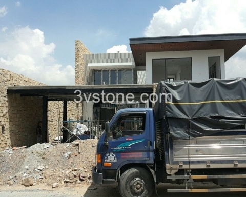 Đá Vàng Ốp 3VStone Rối Lên Tường Nhà Khách Quá Sang Đẹp